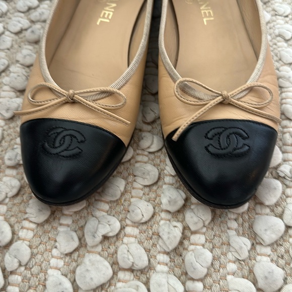 Chanel Black and Tan Ballet Flats - size 39 - Picture 4 of 8
